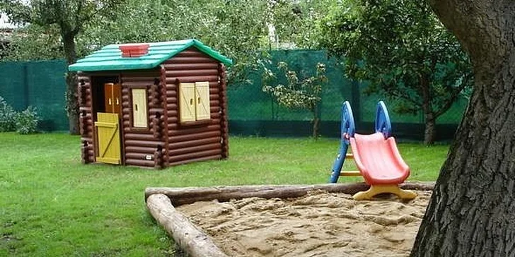 Letní permanentky do dětské školičky s výukou angličtiny, výtvarnými, hudebními a tělovýchovnými kroužky