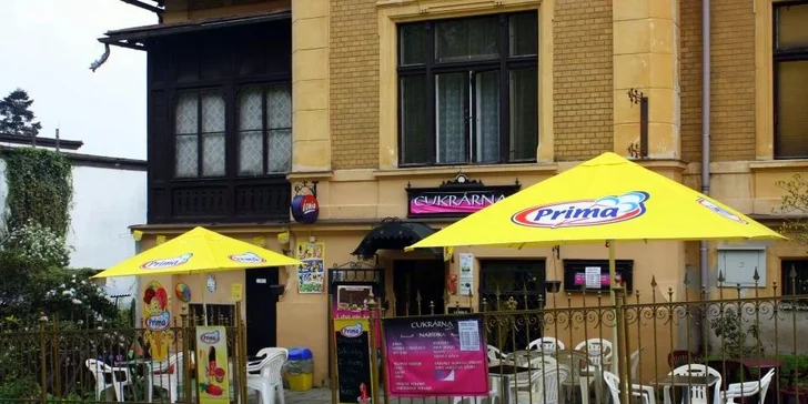 Dvě caffè latte a dva nadýchané medovníky v Cukrárně Retro. Možnost vybrat i jiné dobrůtky. Oslaďte si život!