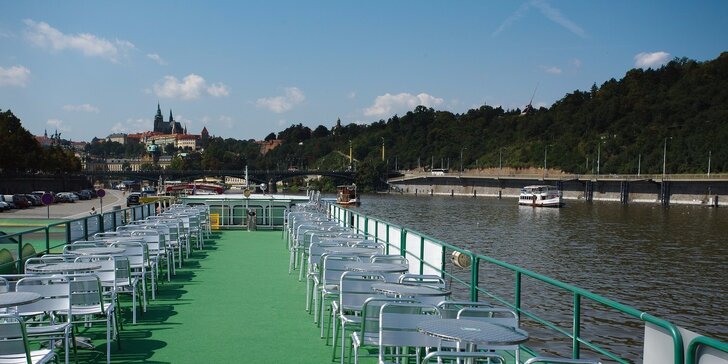 Romantická plavba po Vltavě včetně občerstvení