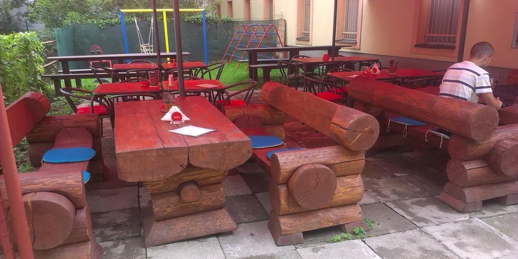 Velký tatarák pro dvě osoby a desatero topinek s česnekem