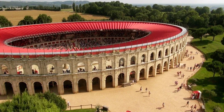Výlet do zábavního parku Puy du Fou včetně vstupenky a návštěvy Paříže