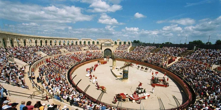 Výlet do zábavního parku Puy du Fou včetně vstupenky a návštěvy Paříže