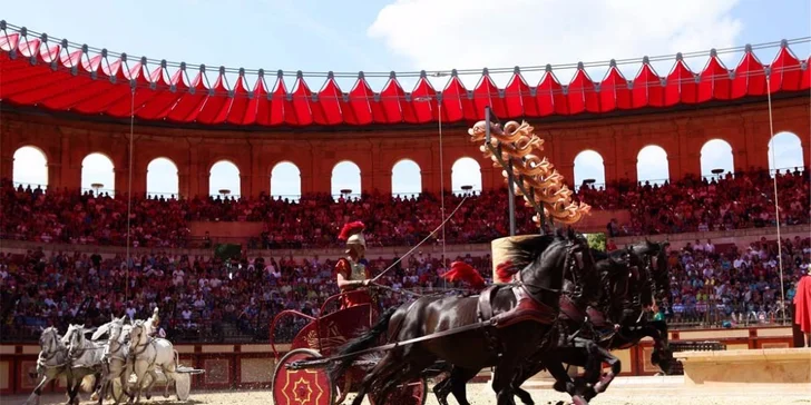 Výlet do zábavního parku Puy du Fou včetně vstupenky a návštěvy Paříže
