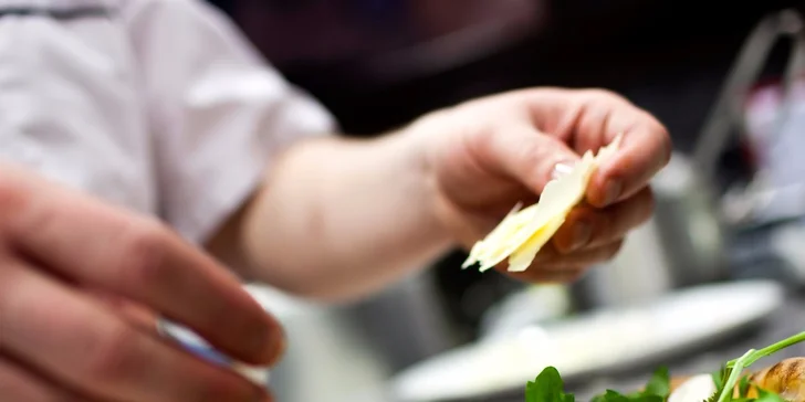 2 křupavé pizzy dle vašeho výběru v Pizza Baru Bruk