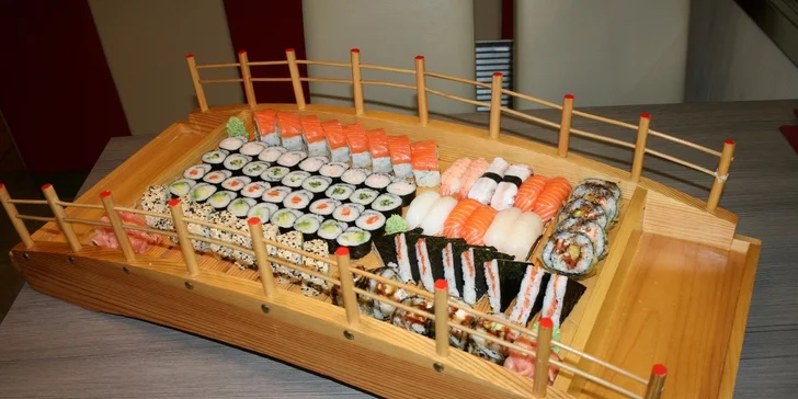 Přijďte sami, ve 2 nebo rovnou ve 4 kdykoliv v týdnu na bohatý sushi set