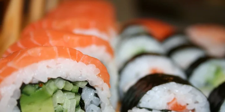 Přijďte sami, ve 2 nebo rovnou ve 4 kdykoliv v týdnu na bohatý sushi set
