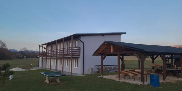 V areálu máte k dispozici také krytou terasu, kde se podávají snídaně.