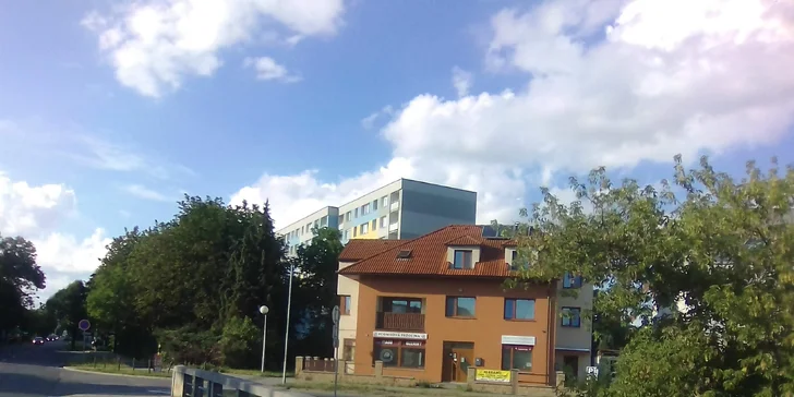 Nachází se v přízemí modrošedého panelového domu.