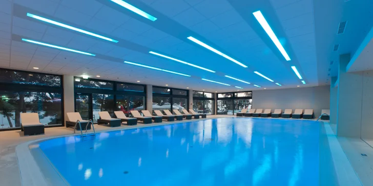 Zaplavete si i v krytém bazénu, vstup do celého wellness máte neomezený. 