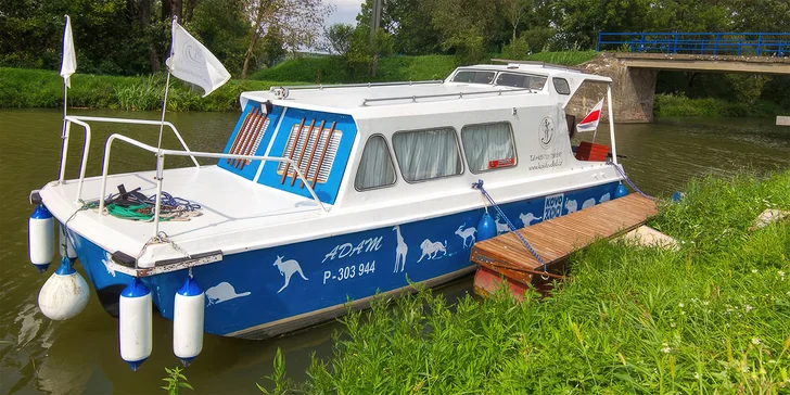 Vypůjčit si můžete motorový člun až pro 8 lidí, kajutovou loď pro 2–5 nebo 7 osob nebo celoplastový katamarán až pro 6 osob (ale na všechny můžete i v menším počtu).