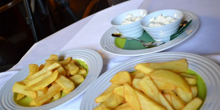 28 kuřecích křidélek a hranolky v Merlin Irish Pub
