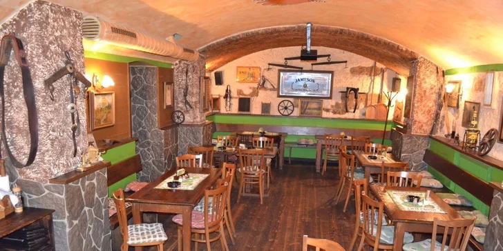 28 kuřecích křidélek a hranolky v Merlin Irish Pub