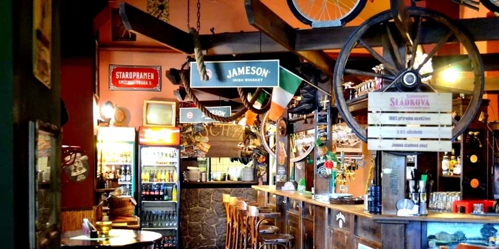 28 kuřecích křidélek a hranolky v Merlin Irish Pub