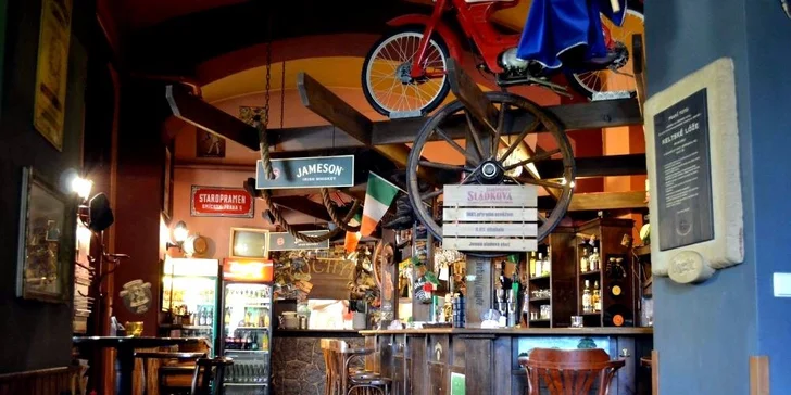 28 kuřecích křidélek a hranolky v Merlin Irish Pub