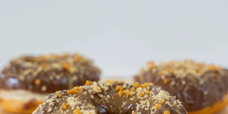 Mají tu třeba donut se sušenkami Oreo či Lotus, s pistáciemi či malinami, s arašídovým máslem nebo kávovým krémem, s příchutí černé višně a hořkou čokoládou uvnitř nebo ten, co chutná jako jahodový cheesecake.