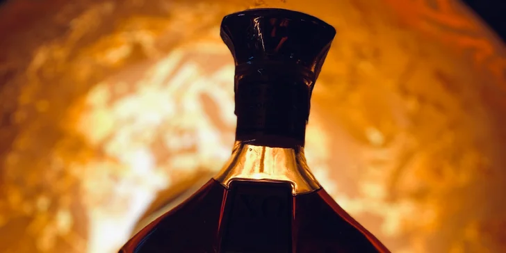 Snoubí se tu láska k vínu, unikátní sbírka francouzských cognaců a dokonalé pohodlí. 