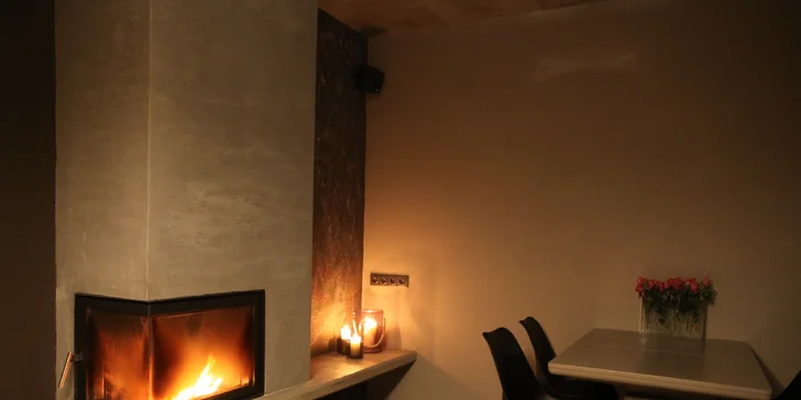 Zapáľte si oheň v krbe a nalaďte romantickú atmosféru.
