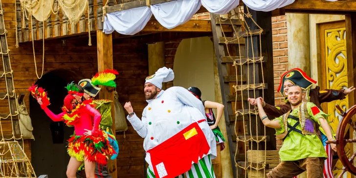V areálu jsou také dvě divadla a dva amfiteátry, kde se denně konají představení a show. Divadelní, taneční i ohňové. 