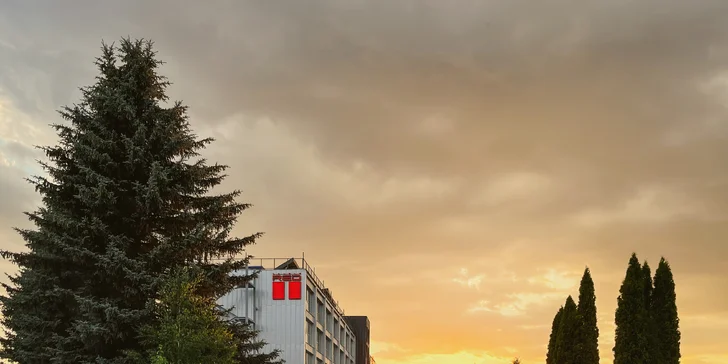 Hotel má skvělou polohu jen 5 minut od centra města, takže se sem pohodlně dostanete autem (parkování máte zdarma).