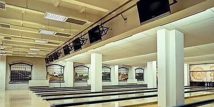 1 až 2 hodiny bowlingu a k tomu masová hostina