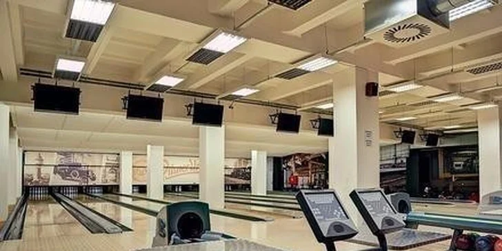 1 až 2 hodiny bowlingu a k tomu masová hostina