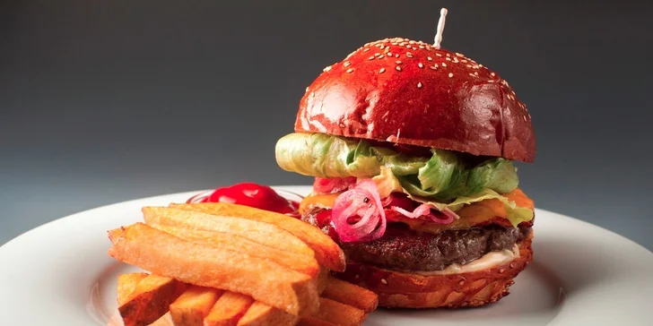 2 šťavnaté burgery se slaninou, vejcem, cheddarem i hranolky