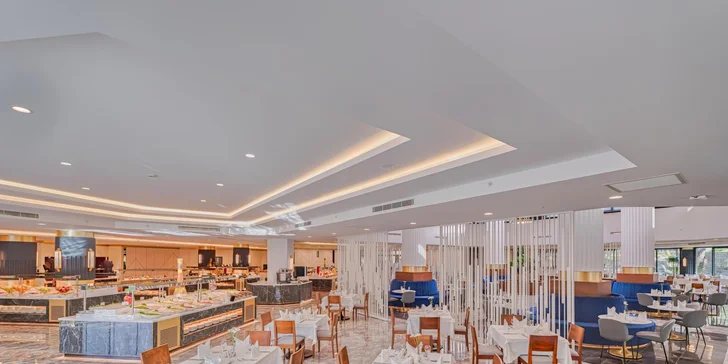  Hlavní restaurace nabízí bufetové snídaně, obědy i večeře, a pokud se zdržíte na diskotéce, polévka a teplý snack na vás čekají až do jedné do rána.
