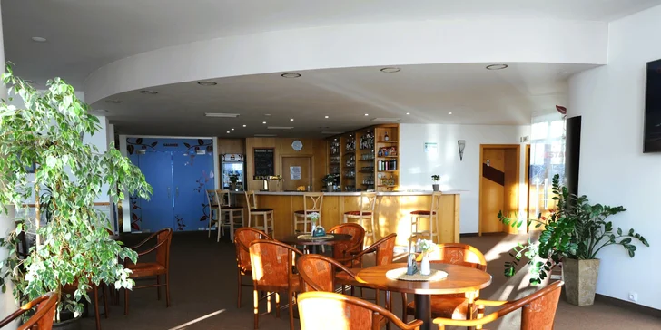 V případě nízké obsazenosti hotelu jsou snídaně i večeře servírované.
