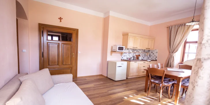 Kuchynka s posedením vo väčšom apartmáne