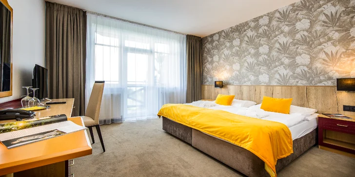Ubytujete se v příjemných pokojích typu Standard nebo Comfort s předsíní a šatní skříní.
