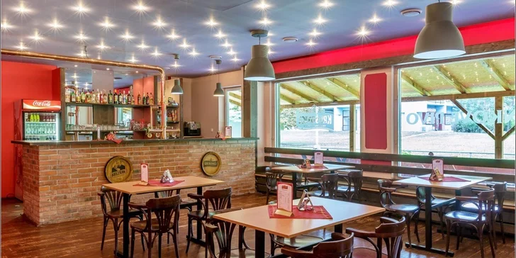 2 šťavnaté burgery se slaninou, vejcem, cheddarem i hranolky