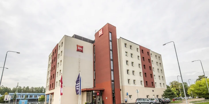 Motoristy pak jistě potěší, že u hotelu v pohodě zaparkujete.