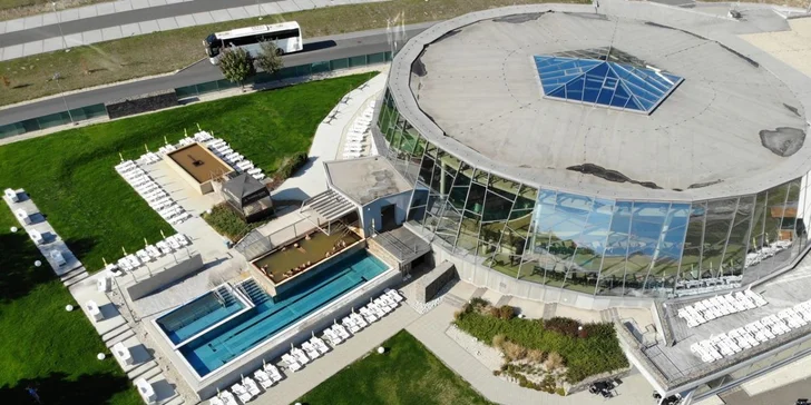 Aquapark je u hotelu, ale není s ním přímo propojen. 