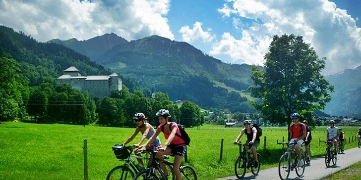 Cykloturistika v alpské přírodě kolem Zell am See