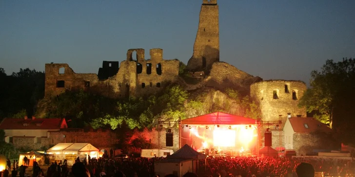 Akce se děje v romantickém podhradí Okoře.
