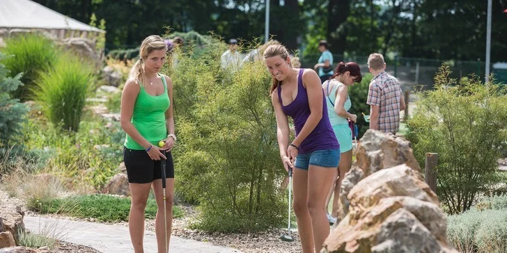 Adventure minigolf na 18 jamkovém hřišti v Hluboké