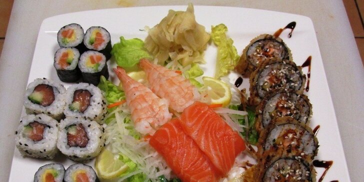 Menu pro 2 s polévkami a kousky sushi, mořskými řasami a salátem