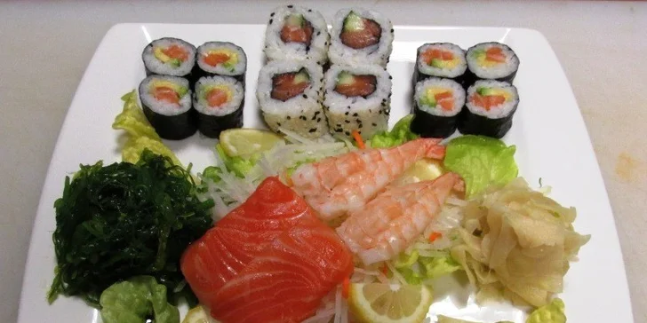 Menu pro 2 s polévkami a kousky sushi, mořskými řasami a salátem