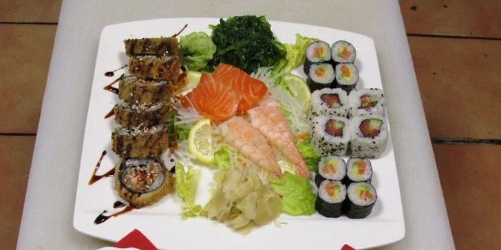 Menu pro 2 s polévkami a kousky sushi, mořskými řasami a salátem