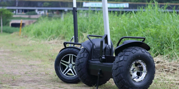 Jízda na dvoukolce na principu Segway