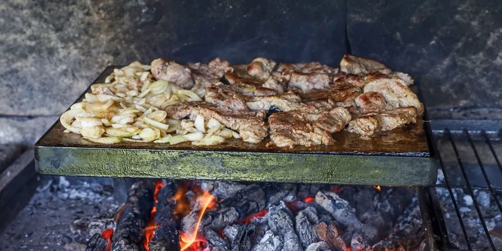 Grilované masíčko na kameni, je pochoutka, připravit si ho můžete na venkovním grilu.