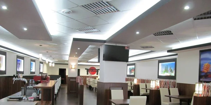 Menu pro 2 s polévkami a kousky sushi, mořskými řasami a salátem