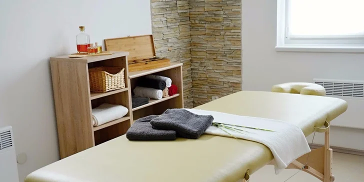 100minutová uvolňující celková masáž zad a nohou