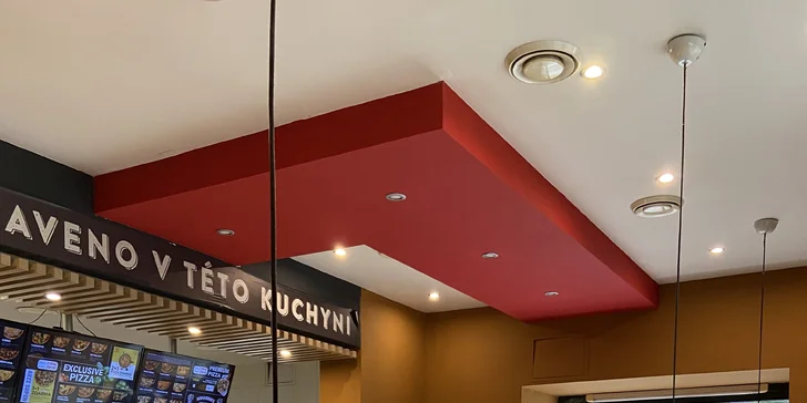 Pizzu si dejte na místě v pohodovém interiéru bistra, nebo si ji odneste domů a udělejte si třeba italský filmový večer. 