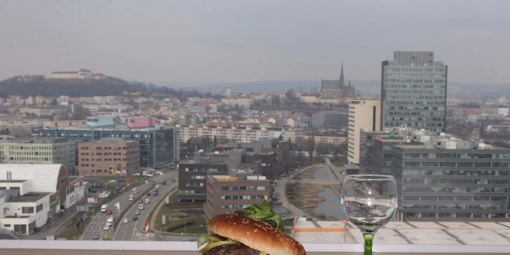 Úchvatný výhled a vynikající burger ve Stratosféře