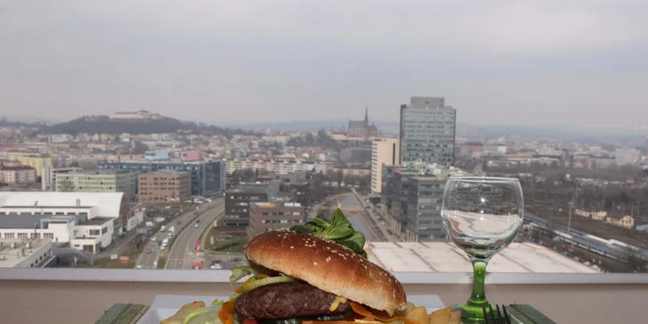 Úchvatný výhled a vynikající burger ve Stratosféře