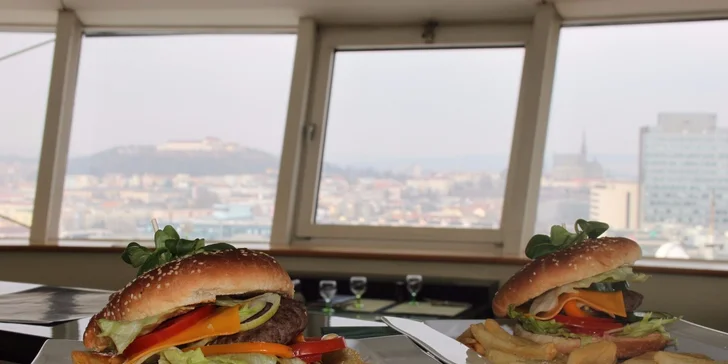 Úchvatný výhled a vynikající burger ve Stratosféře