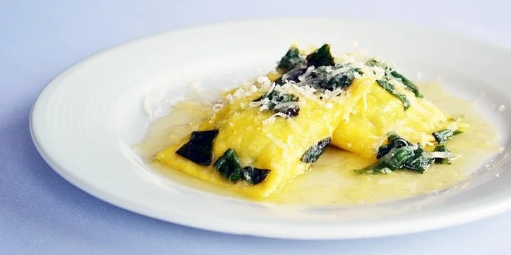 Bohaté čtyřchodové menu pro dvě osoby. Šťavnatý US flank steak nebo mořský vlk, domácí ravioli, drůbeží vývar i lahodný crème brûlée jako dezert.