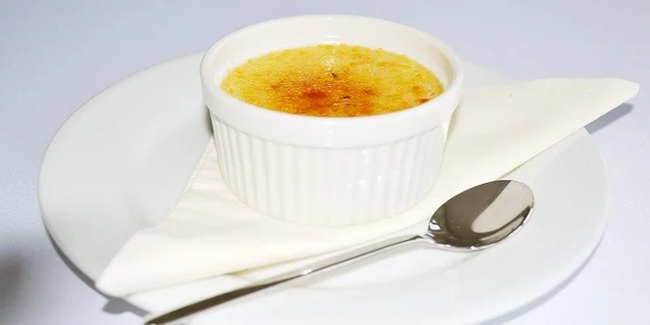 Bohaté čtyřchodové menu pro dvě osoby. Šťavnatý US flank steak nebo mořský vlk, domácí ravioli, drůbeží vývar i lahodný crème brûlée jako dezert.