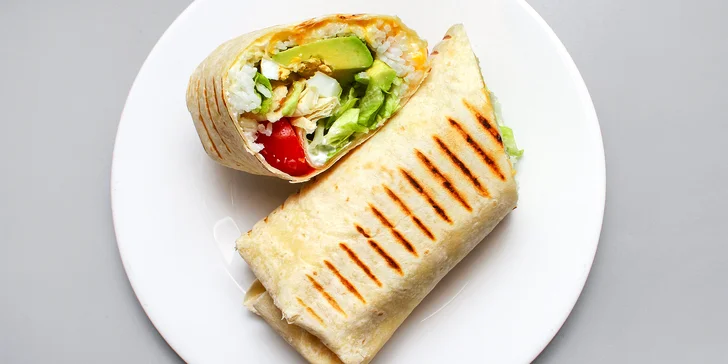 Vyberete si burrito z 5 druhů – na své si přijdou milovníci vepřového, hovězího, kuřecího, ti, co mají rádi chilli con carne, i vegetariáni (pro ty tu připravují avokádové burrito).